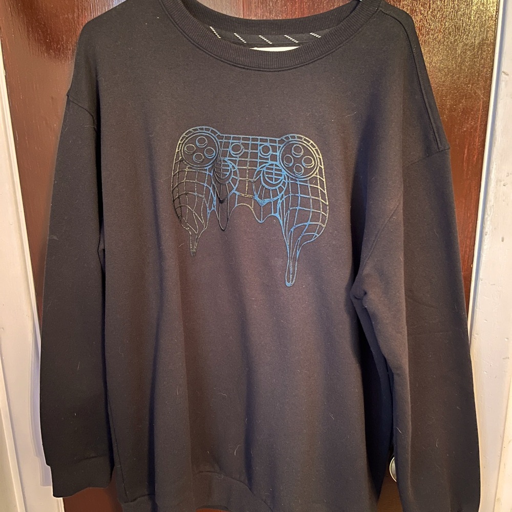 Video gamers youth XXL black sweatshirt with controller on front.